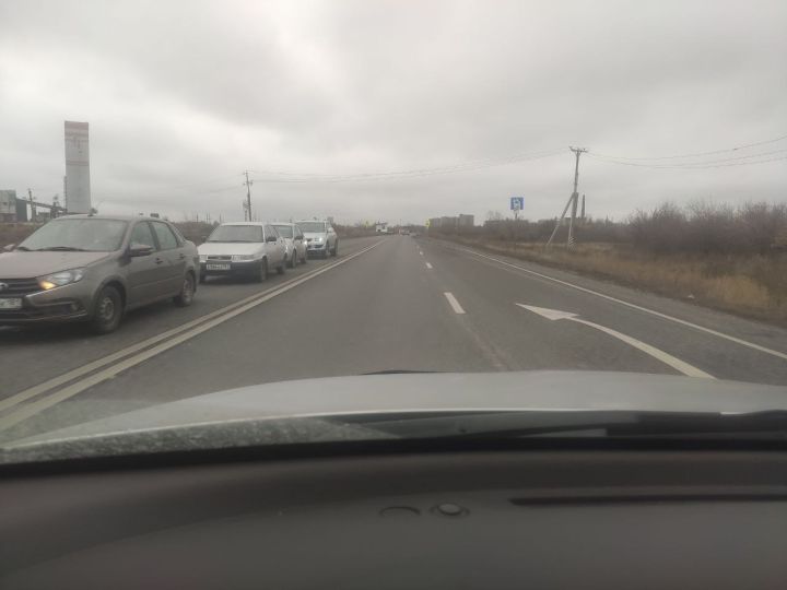 Очереди минимум на 3 часа. Люди жалуются на скорость работы КПП в ЛНР