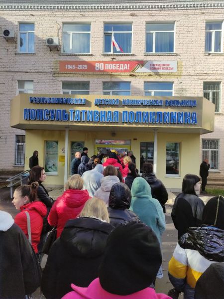 В Луганскую республиканскую детскую больницу очередь как в мавзолей к Ленину