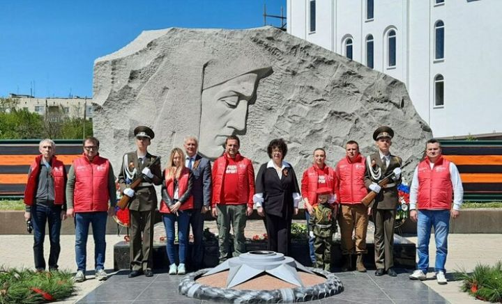 В Краснодоне прошла церемония зажжения Вечного огня из России
