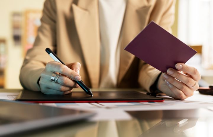 Пенсии вырастут, SIM-карты ограничат, долги взыщут: что изменилось в России с 1 ноября?