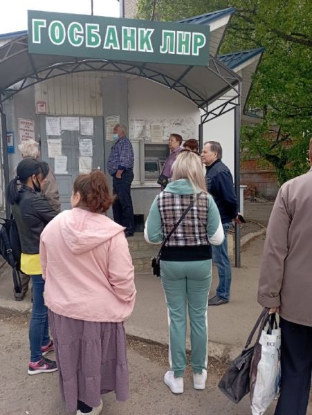 Как луганчанам непросто дождаться своей очереди в Госбанк на квартале Шевченко