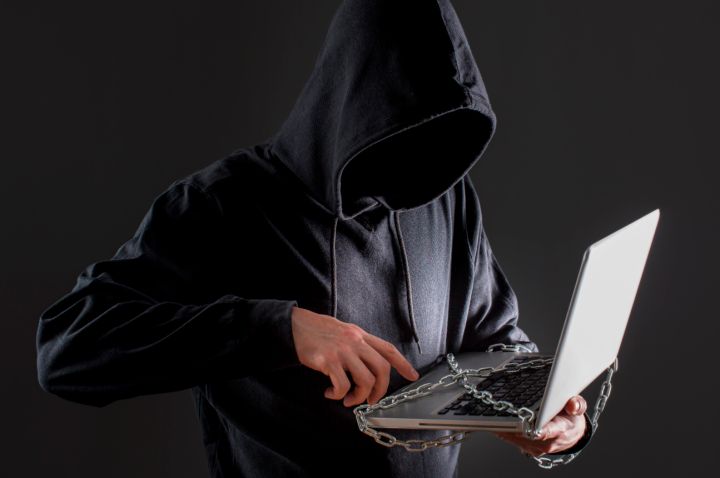 Поверил «работнице МФЦ» - и потерял всё: аферисты выманили у пенсионера из ЛНР 900 тыс. руб.