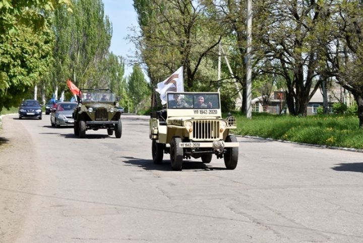 В Брянке прошёл автопробег и легкоатлетический забег накануне Дня Победы