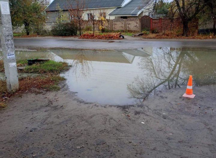 Вода рекой по асфальту, а в кранах - ни капли. Жители ЛНР жалуются на порывы