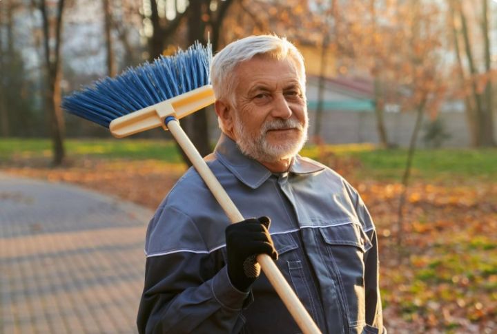 Можно ли обойтись без труда пенсионеров? Отвечают жители Краснодона