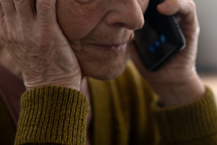 Пенсионерка из ЛНР помогала мошенникам обворовывать пожилых людей: раскрыта схема обмана 