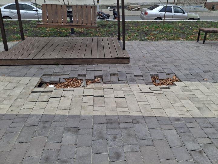 Плитка уходит под землю. Жители ЛНР жалуются на состояние тротуаров после ремонтов