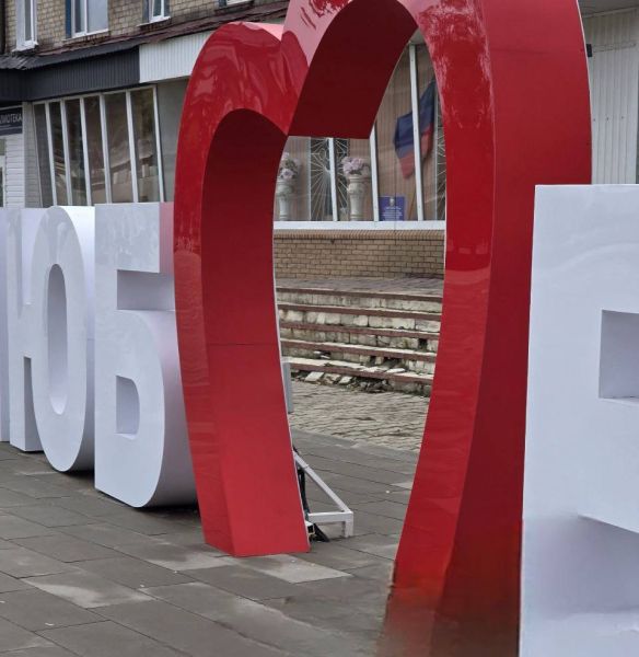 Не опять, а снова. Вандалы повторно сломали инсталляцию «Сердце» возле ЗАГСа в Свердловске