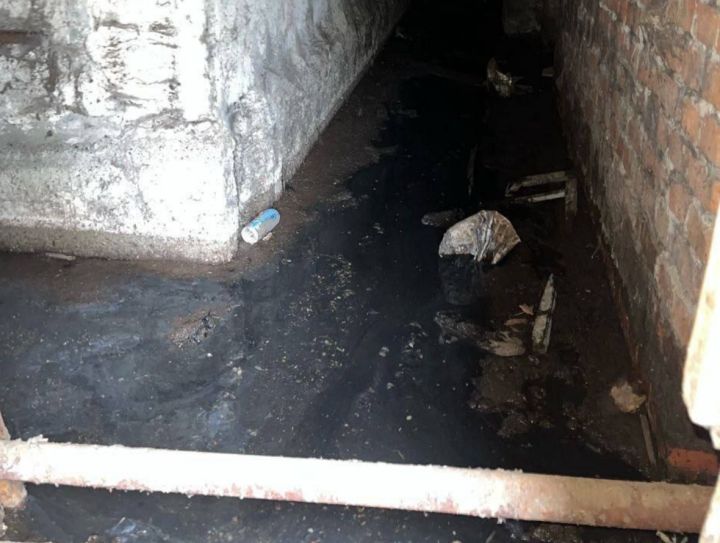 «Подвал из ада»: жители луганской многоэтажки живут среди сточных вод