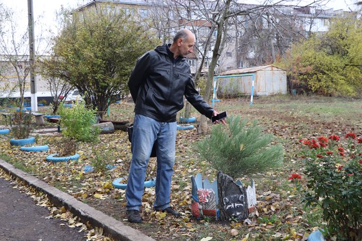 Как свердловчанин Дмитрий Чудасов облагородил двор возле дома №28, превратив его в цветник