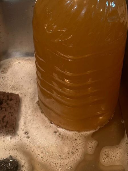 Из кранов в Красном Луче течёт жидкость, не похожая на воду