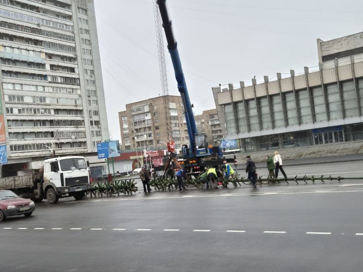 В Луганске начали установку новогодней ёлки
