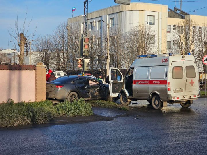 Утреннее ДТП в Свердловске: на перекрёстке у налоговой столкнулись скорая и легковушка
