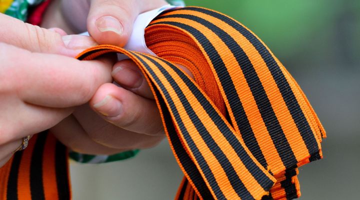 На освобождённых территориях ЛНР активисты «Мира Луганщине» подарили георгиевские ленточки прохожим