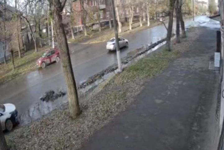 Жители Алчевска жалуются на болото в городе. Их возмутила работа коммунальщиков, которые взялись его убрать