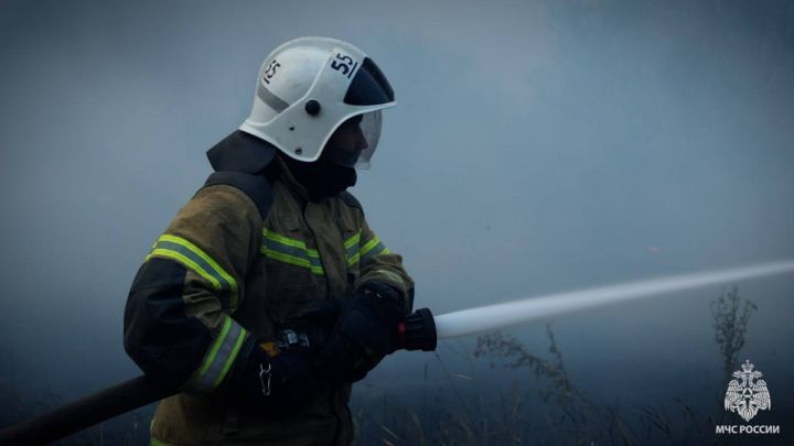 Из-за вспыхнувшего балкона едва не сгорел весь дом: в Луганске пылала многоэтажка 