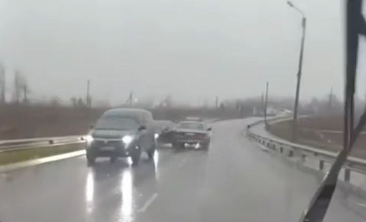 Полиция по видео в соцсетях вышла на лихача: мужчина спровоцировал массовое ДТП на трассе «Красный Луч - Луганск»