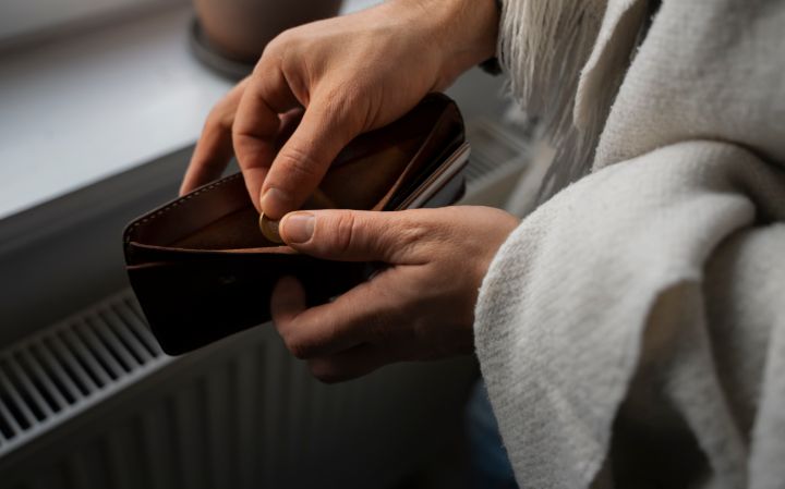 Названы районы ЛНР, жителям которых сегодня перечислят пенсии на карты