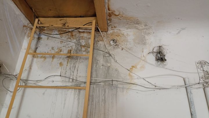 Вместо крыши - решето! Жители ЛНР «пожинают плоды» капремонтов многоэтажек