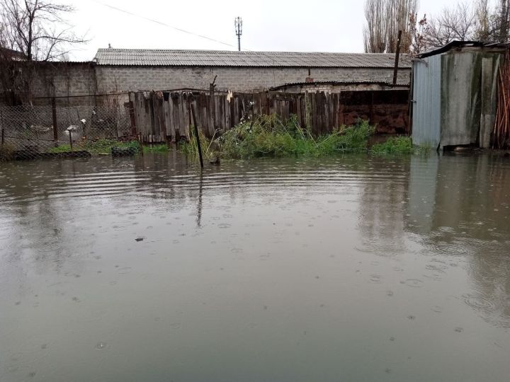 В Луганске канализация затопила пять дворов: коммунальные службы бездействуют