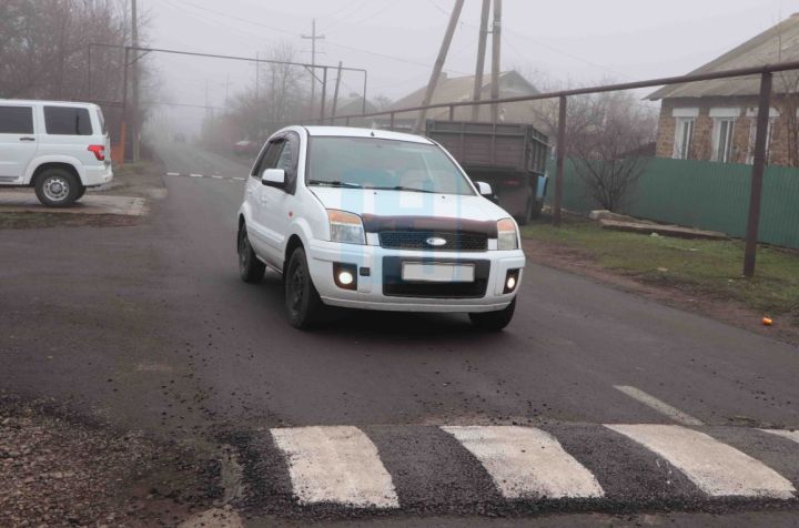 В Свердловске на одном из аварийных участков дороги появились «лежачие полицейские»