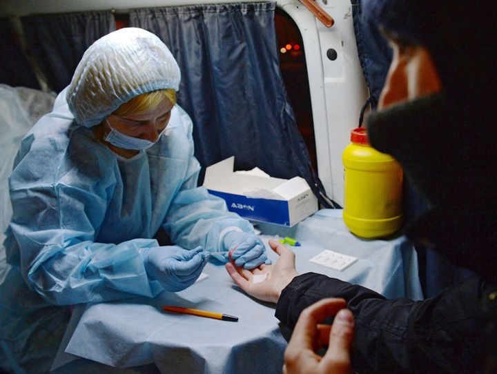 Что делать, если у вас обнаружили ВИЧ, и как им не заразиться? Говорим с доктором из Краснодона