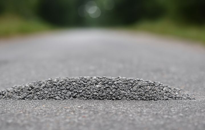 На одной из улиц Луганска появился самовольный «лежачий полицейский» без знаков 