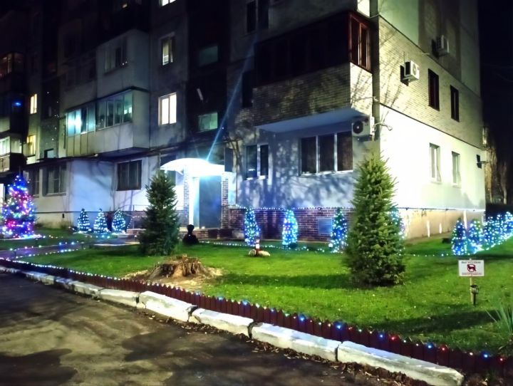 На одном из кварталов Луганска уже «Новый год»: жители сделали двор ярче, чем городские инсталляции
