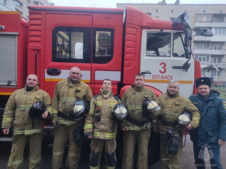 Семья оказалась в огненной ловушке: спасатели вынесли из огня в луганской многоэтажке четверых детей