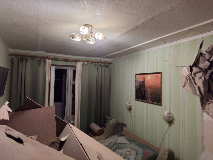 Украинский дрон ударил по многоэтажке в ЛНР