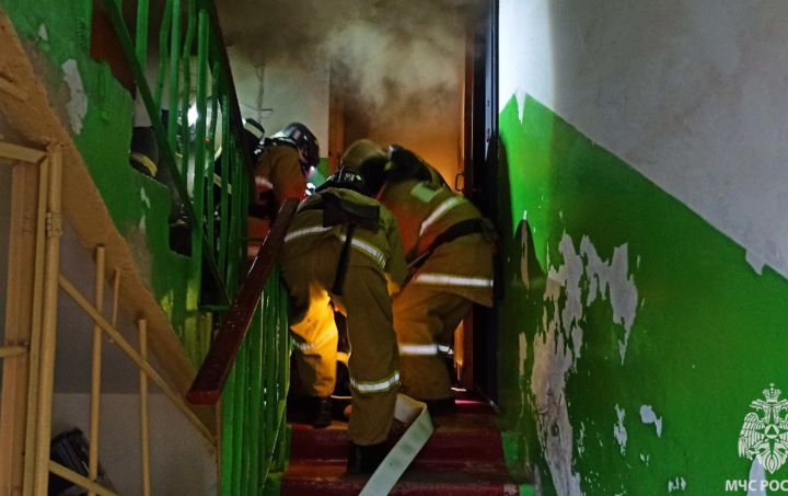 Пожар в луганской многоэтажке едва не привёл к трагедии: причиной оказался брошенный окурок 