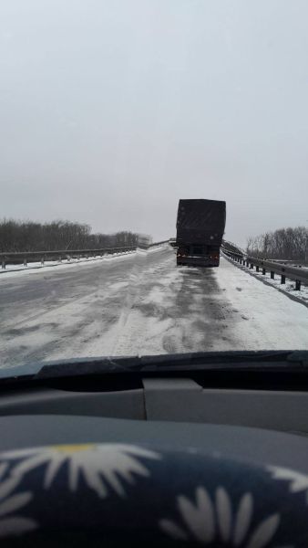 Первый снег - уже коллапс: в Свердловске образовались пробки из-за осадков