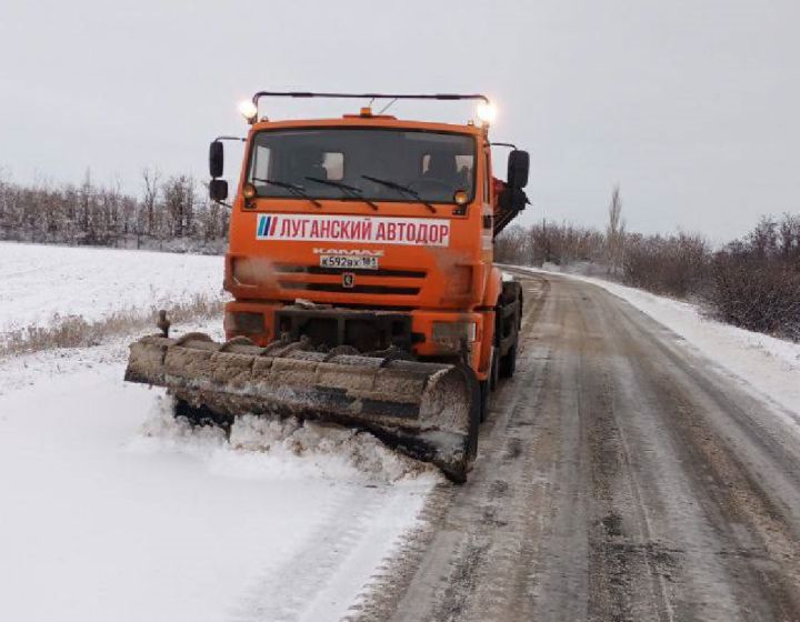 Больше никакого песка: в Луганске дороги стали обрабатывать новыми реагентами 