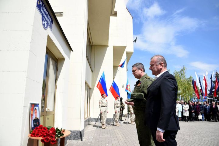 В столице ЛНР прошла церемония переименования центральной улицы в честь Владимира Зозулина