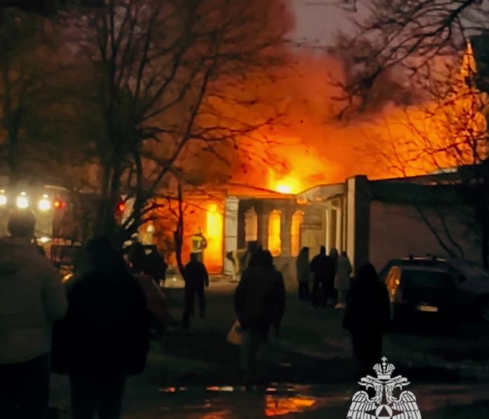 Серьёзный пожар разгорелся в одном из луганских дворов: МЧС сообщило подробности 