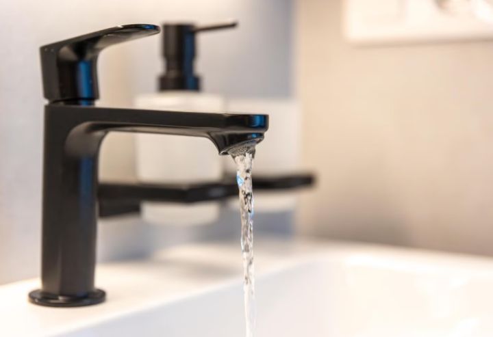 Скачки напряжения на насосной станции оставили без воды многие населённые пункты в ЛНР