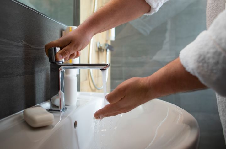 Вода может пропасть на день: где в ЛНР 18 декабря пройдут аварийные ремонты? 