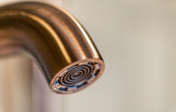 Жителей ЛНР предупредили о перебоях с водой из-за ремонта: список адресов, попадающих под работы 