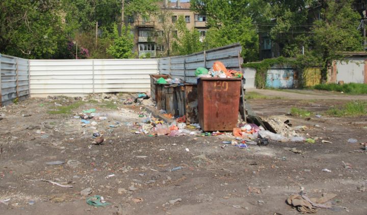 Трубу и дорогу починили, мусор убрали: как коммунальщики устраняют проблемы в Краснодоне