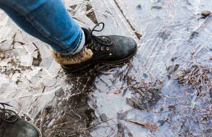 Гололёд, снежный накат и мороз: какая погода ожидается в ЛНР 27 декабря? 