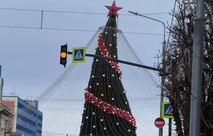 В Луганске могут демонтировать новогоднюю ёлку из-за сильного ветра, который сильно наклонил её 