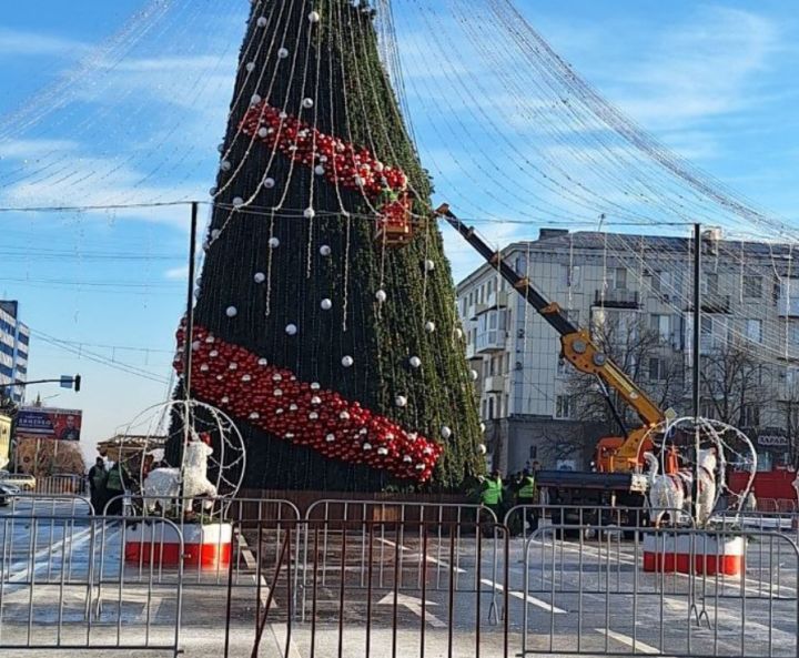 Вслед за Первомайской: штормовой ветер оставил Луганск без главной ёлки