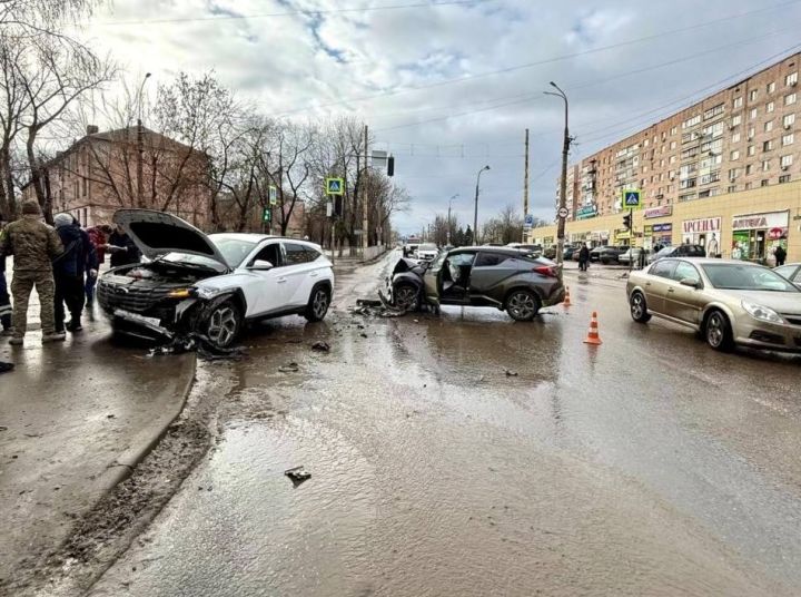 ДТП с двумя авто произошло в Луганске: среди пострадавших семилетний ребёнок