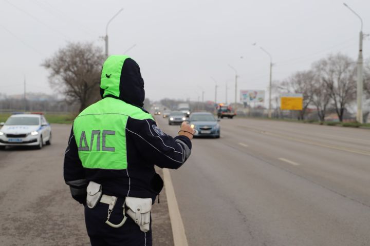 За одну поездку 14 нарушений: в ЛНР задержали 19-летнего лихача, устроившего погоню в стиле боевика 