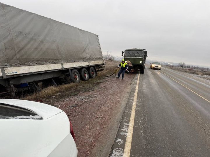 На трассе «Антрацит-Должанский» грузовик вылетел в кювет