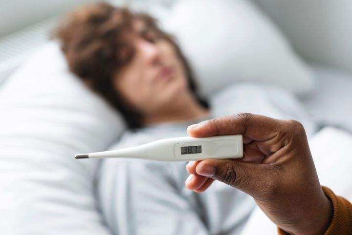 Никуда не исчезла, а стала сезонной: врачи фиксируют в РФ рост случаев забытой болезни 