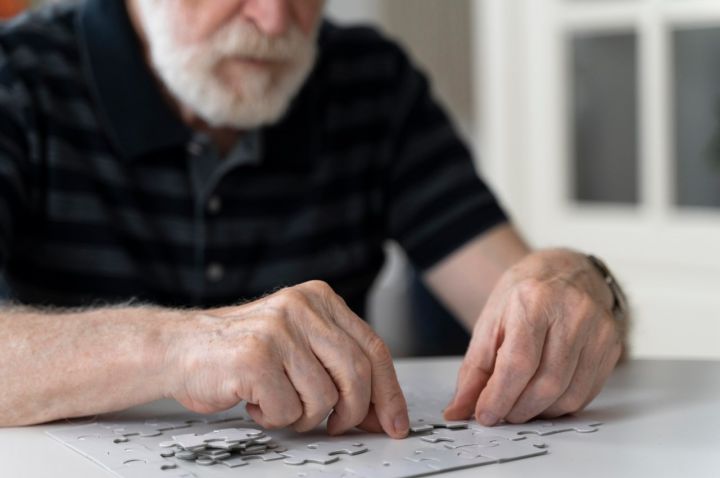Не только забывчивость: ранний признак Альцгеймера нашли в почерке