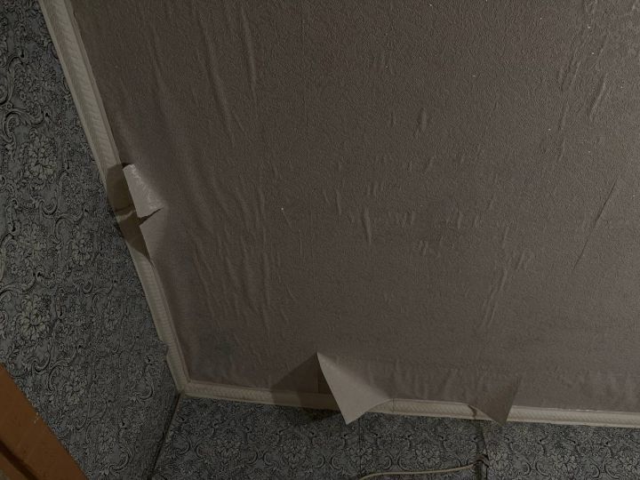 В Луганске одну из многоэтажек затопило после капремонта: люди остались без света, тепла и мебели