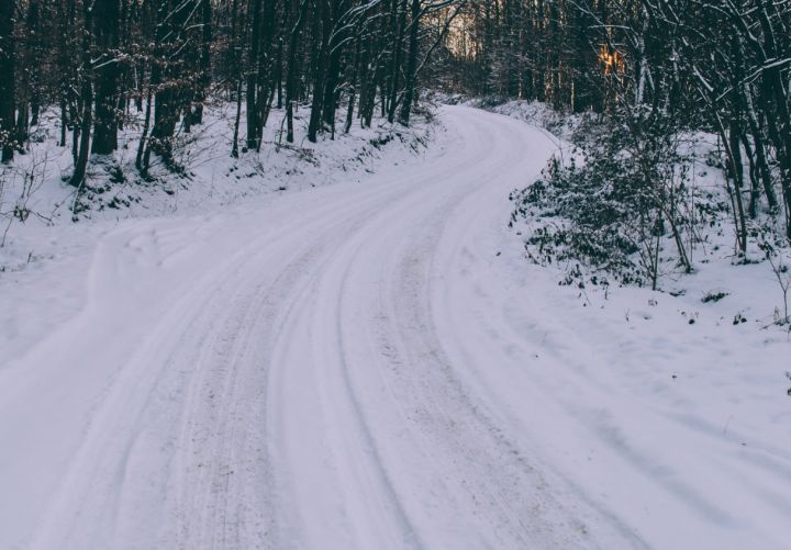 Растаявший снег затопил улицы Красного Луча: особенно несладко пришлось водителям 