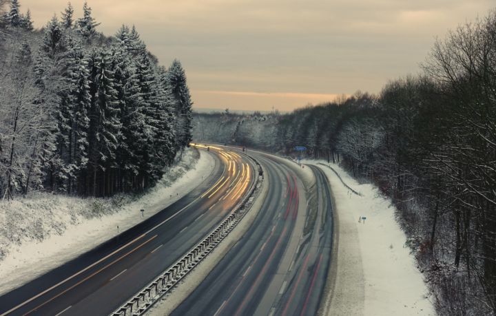 Сильный снег и туман: водителям из ЛНР советуют отложить поездки по М-4